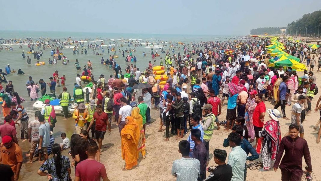 ঈদের ছুটিতে লাখো পর্যটকের উল্লাসে মেতে উঠেছে সৈকত