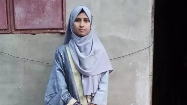 কলেজছাত্রীকে শ্বাসরোধে মেরে নানা-নানিকে গলা কেটে হত্যাচেষ্টা