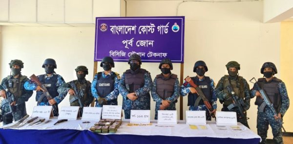টেকনাফে আগ্নেয়াস্ত্র ও স্বর্ণালংকারসহ ৩০ লাখ টাকা জব্দ