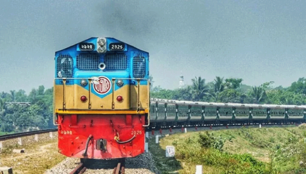 চলন্ত ট্রেনের ছাদে টিকটক, ছিটকে পড়ে দুই বন্ধু নিহত