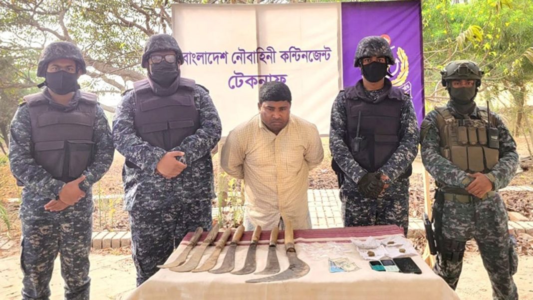 উখিয়ায় ক্রিস্টাল ম্যাথ ও দেশীয় অস্ত্রসহ মাদক কারবারি আটক